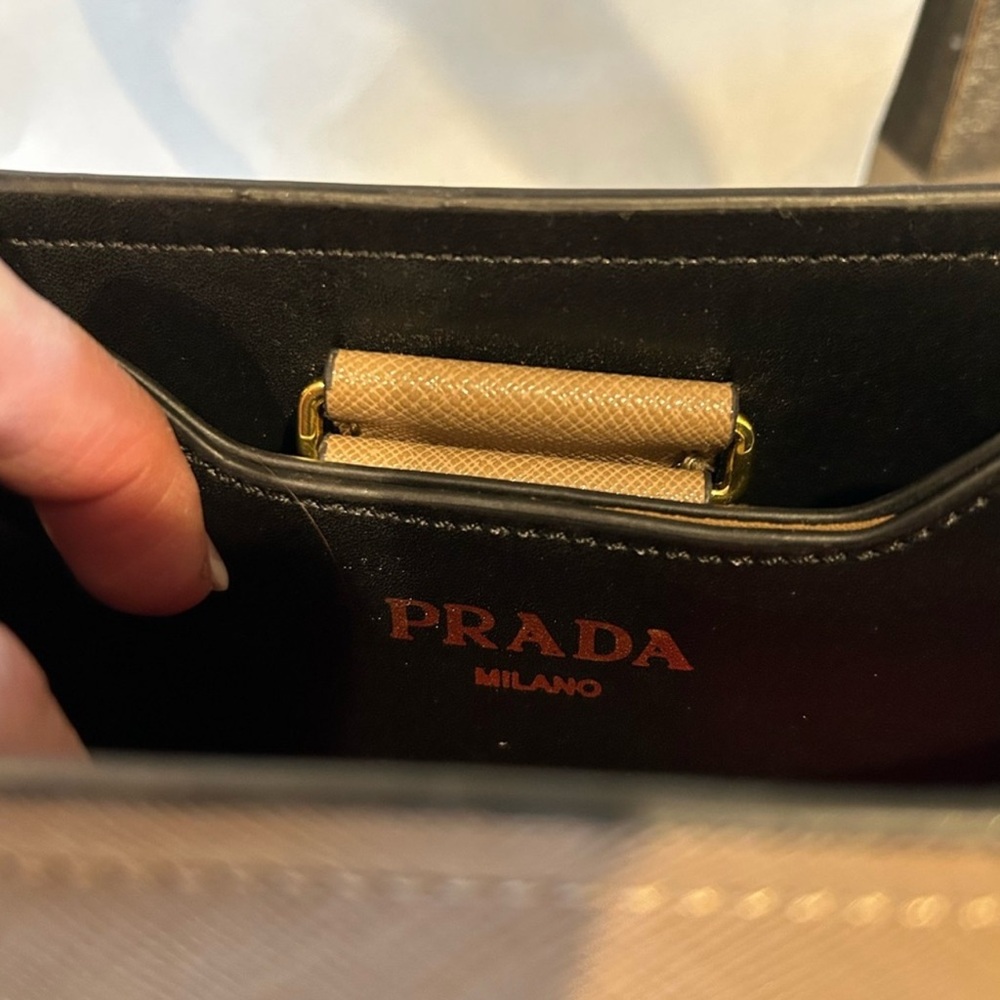 Prada - Picture 5 of 8